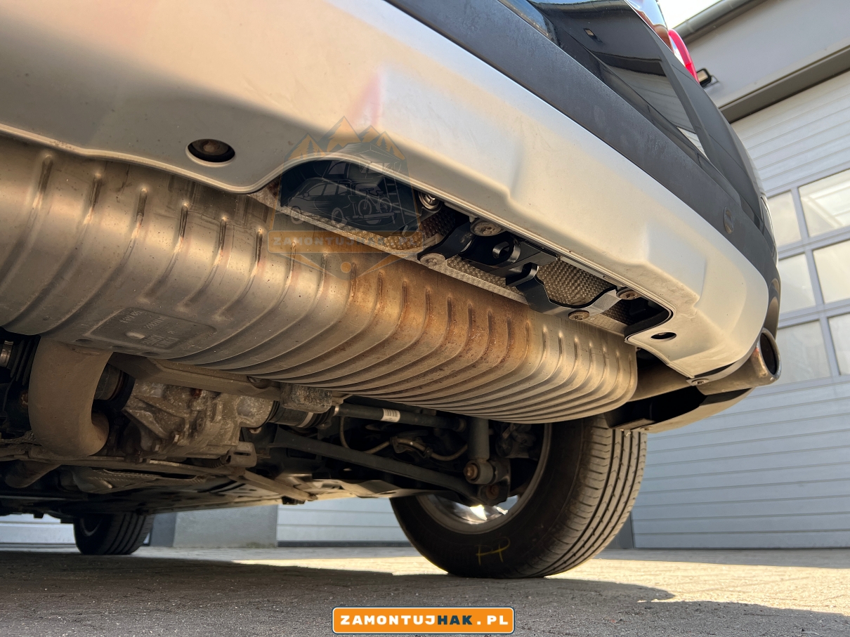 zdjecie idealnie dopasowanego haka holowniczego z warsztatu zajmujacego sie montazem hakow holowniczych w poznaniu samochod na zdjeciu to mini z niewidocznym hakiem holowniczym wypinanym pionowo